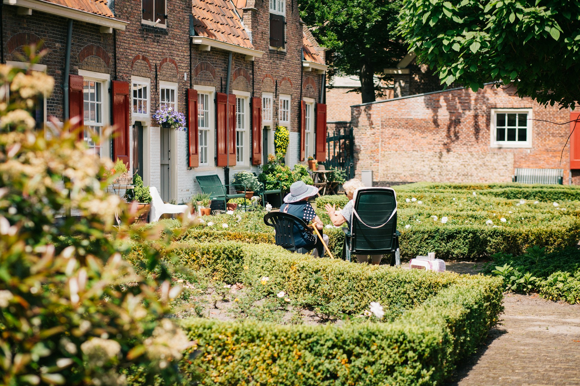 Ontario Life Lease Residents Association: two seniors sitting in lawn chairs in front of townhouses on a sunny day