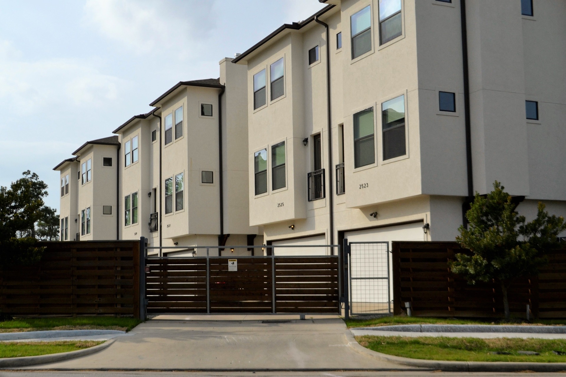 Ontario Life Lease Residents Association: a building of condos or apartments surrounded by fence and gate